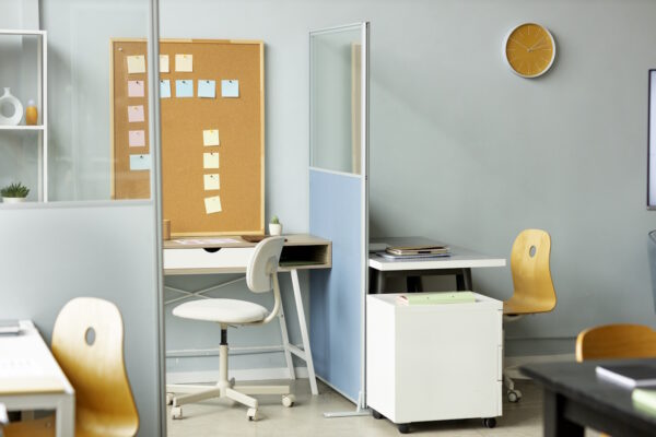 meble na kolkach w biurach